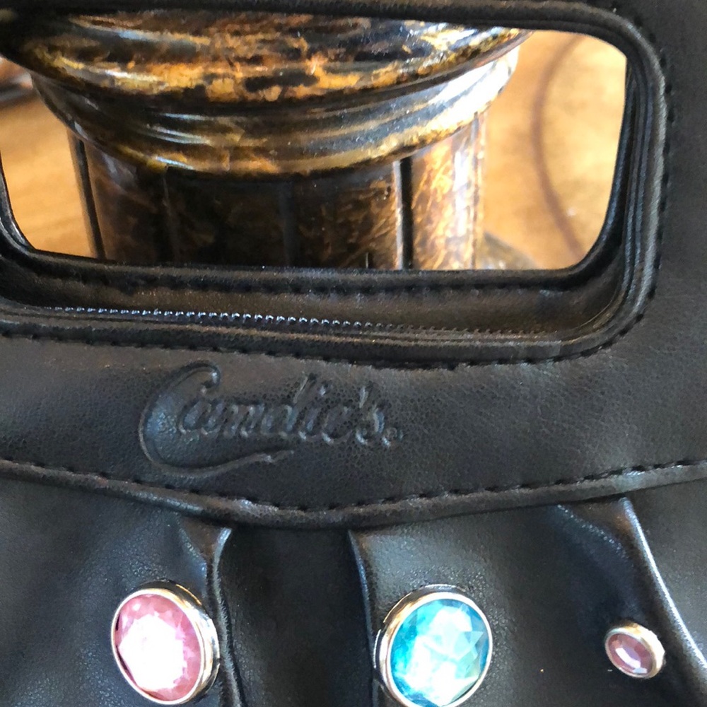 Candie’s - Picture 3 of 5
